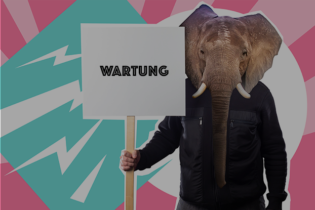 Mensch mit Elefantenkopf und einem Schild in der Hand mit der Aufschrift Wartung