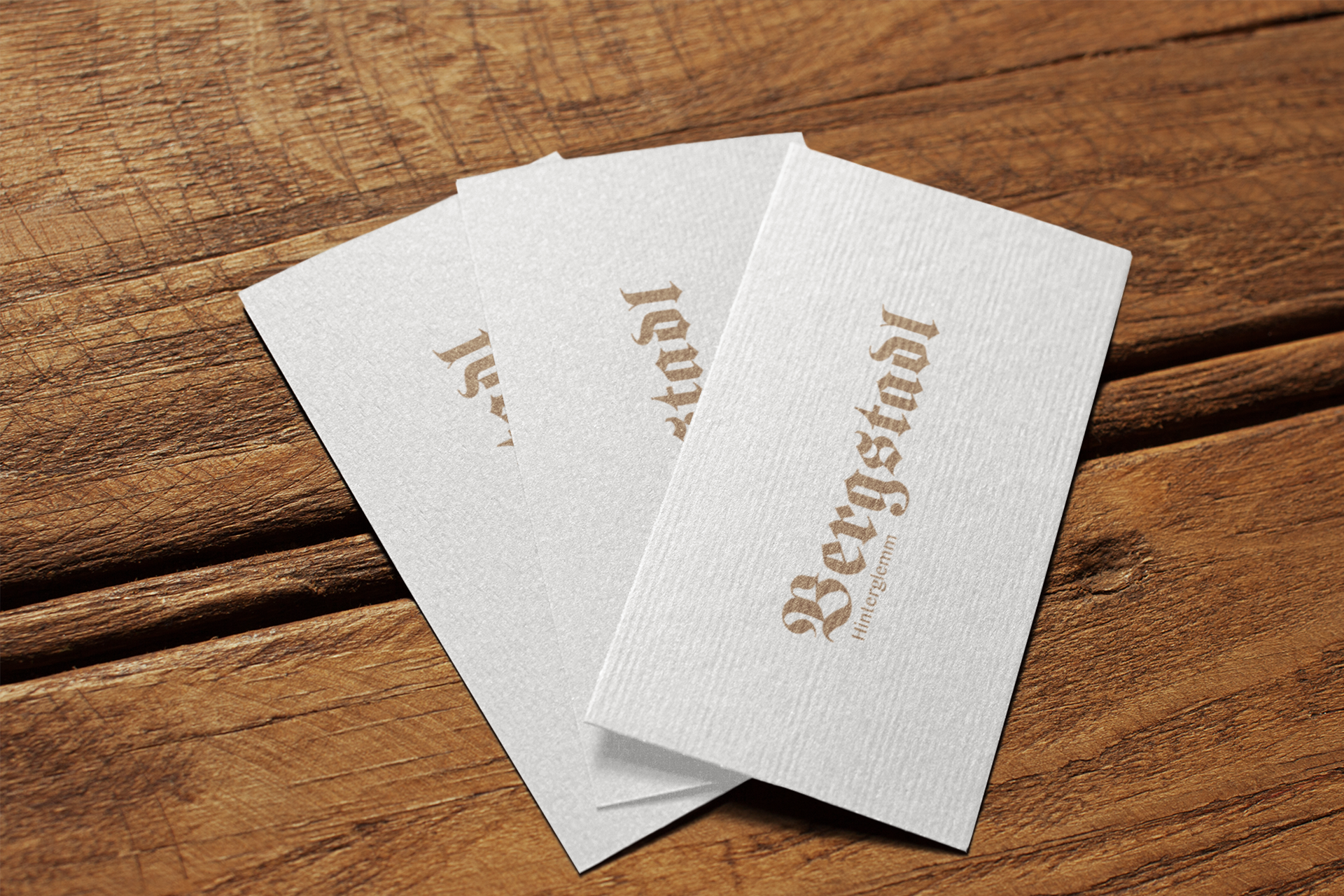Bild mit mehreren Accessoires zum Thema Webdesign mit gelben Hintergrund