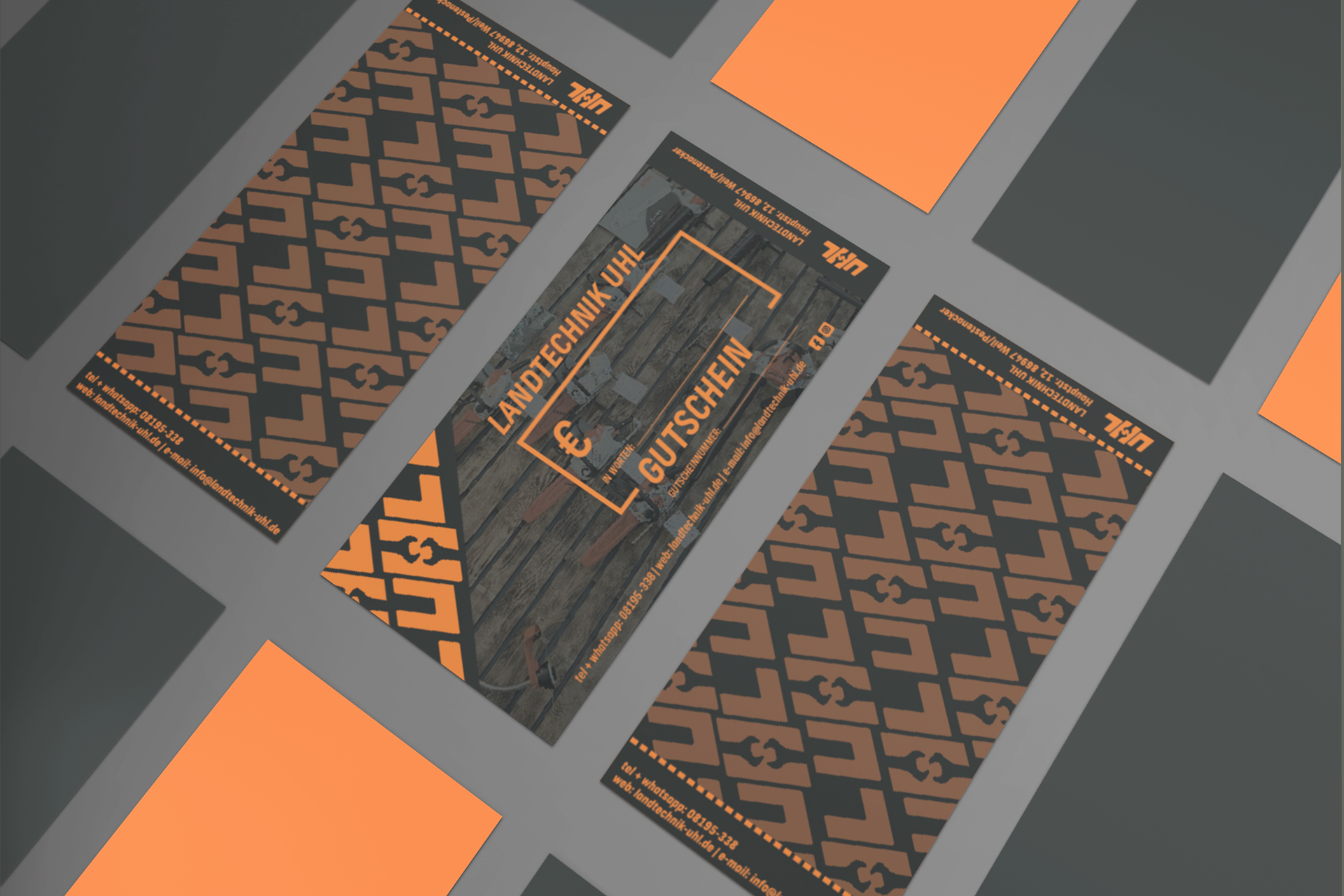 Bild mit mehreren Accessoires zum Thema Webdesign mit gelben Hintergrund